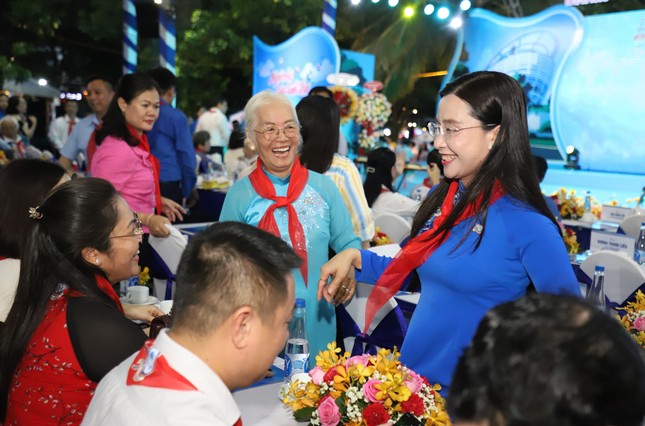 Chủ tịch TPHCM: ‘Đầu tư cho thiếu nhi là đầu tư cho tương lai' ảnh 2