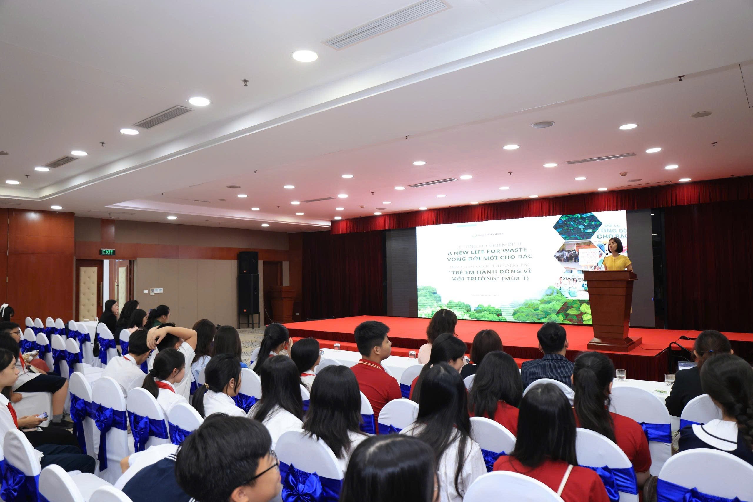 Tái chế hơn 1.000 kg rác nhựa để làm 70 bộ bàn ghế cho trẻ em nghèo