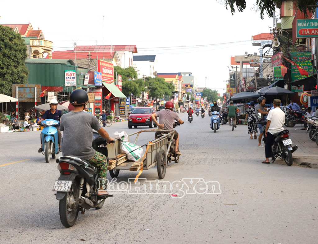 អ្នកបើកបរ​ម៉ូតូ​អូស​កង់​បី​មាន​អីវ៉ាន់​ជាប់​នឹង​ខ្លួន បង្ក​គ្រោះថ្នាក់​ដល់​អ្នក​ប្រើប្រាស់​ផ្លូវ​ដទៃទៀត​។ រូបថត​ម៉ោង​៤​និង​៣០​នាទី​រសៀល។ នៅ​ថ្ងៃ​ទី​៣០ ខែ​ឧសភា នៅ​ឃុំ​ថោន។