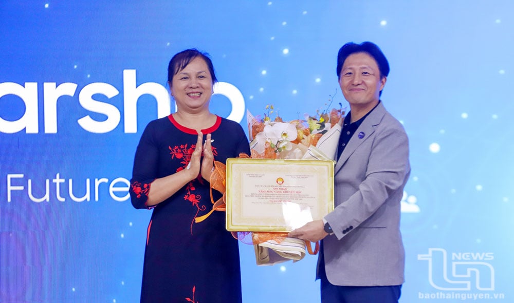 Lãnh đạo Hội Khuyến học tỉnh Thái Nguyên trao ghi nhận Tấm lòng vàng khuyến học cho Tổng Giám đốc Công ty SEVT.