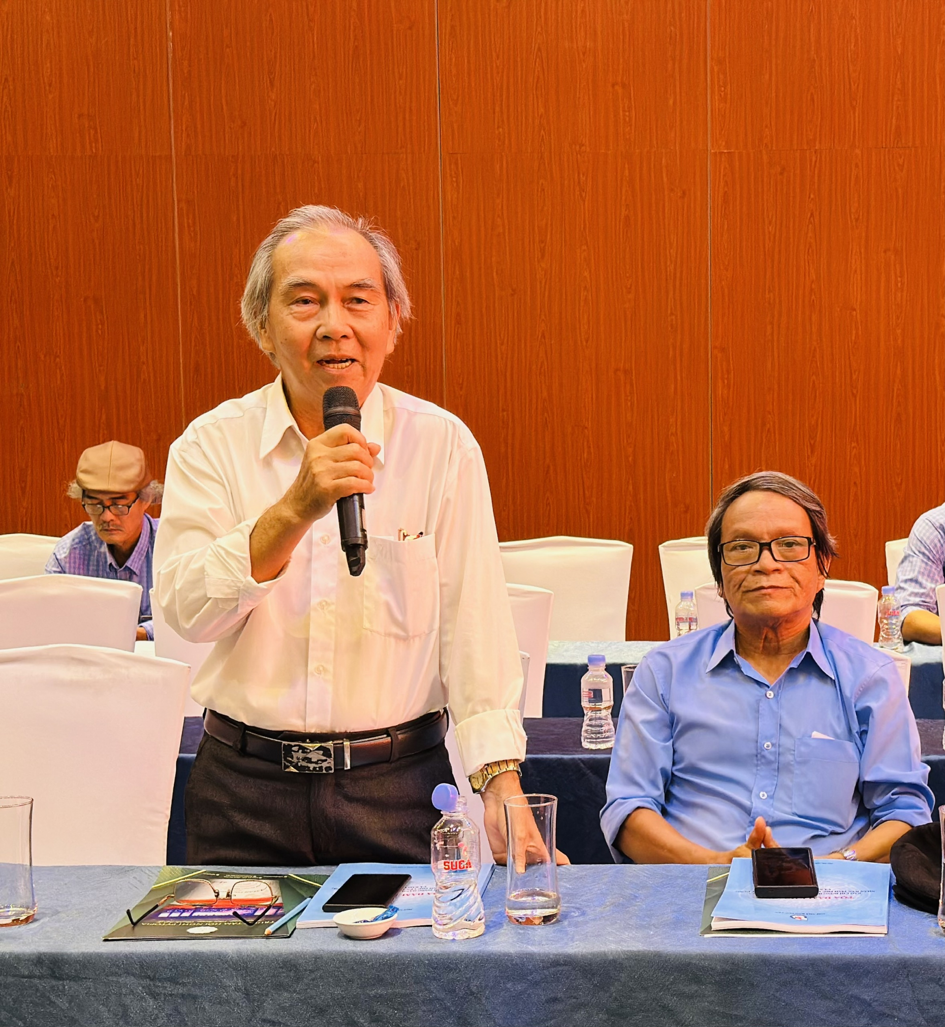 Nhà báo Nguyễn Văn Minh, nguyên Phó tổng biên tập Báo Phú Yên, nguyên Chủ tịch Hội Nhà báo Phú Yên, phát biểu. Ảnh: YÊN LAN