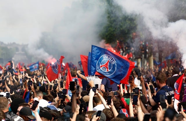 Ăn mừng vô địch Champions League thành bạo động, CĐV PSG chửi mắng Mbappe, Messi và Neymar - Ảnh 1.