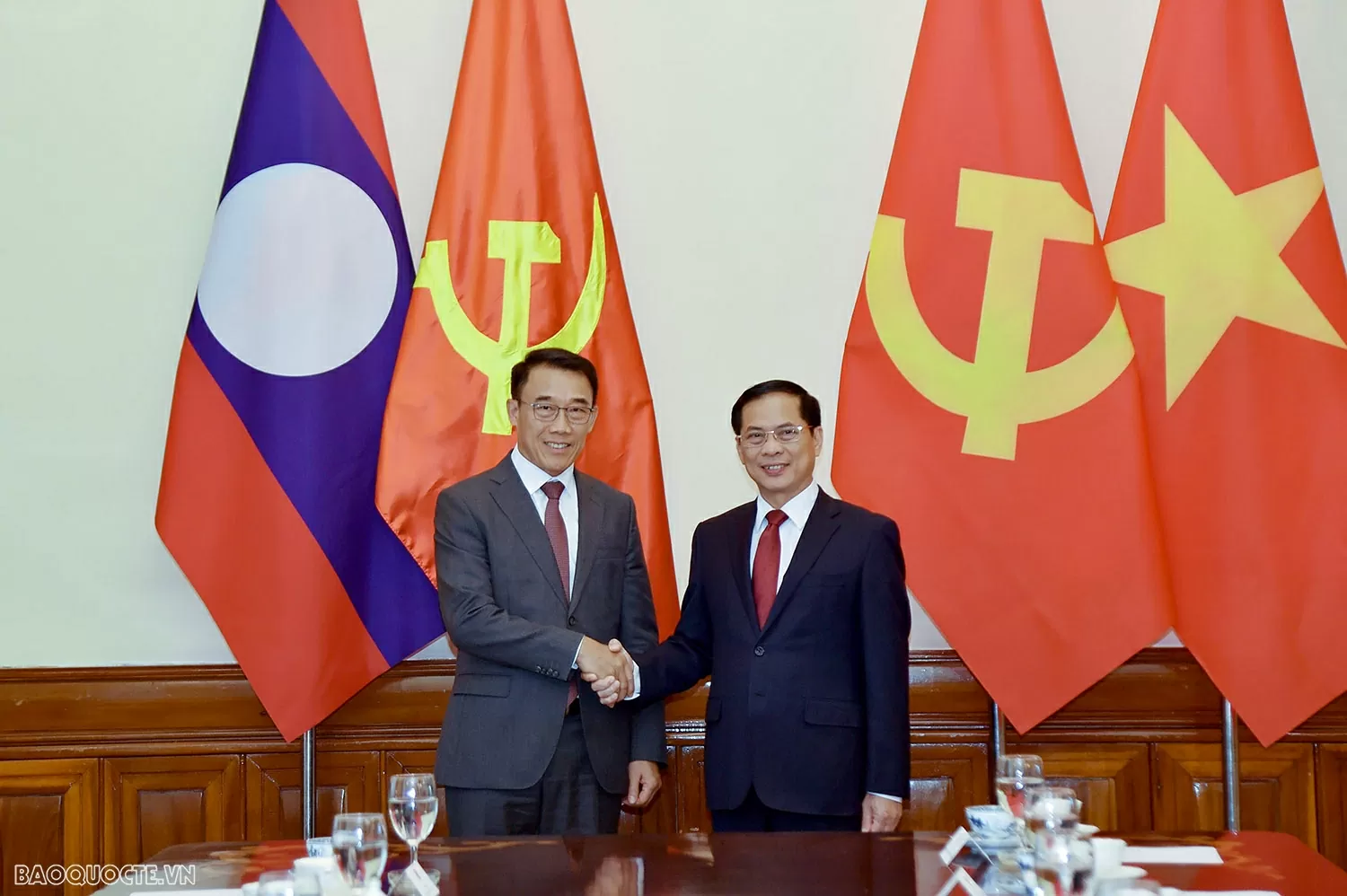 Phó Thủ tướng, Bộ trưởng Ngoại giao Bùi Thanh Sơn hội đàm với Quyền trưởng Ban Đối ngoại Trung ương Lào