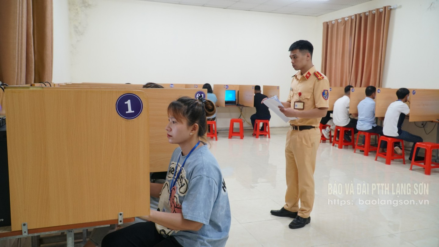 يتقدم المرشحون لاختبار النظري في مركز اختبار القيادة Minh Long