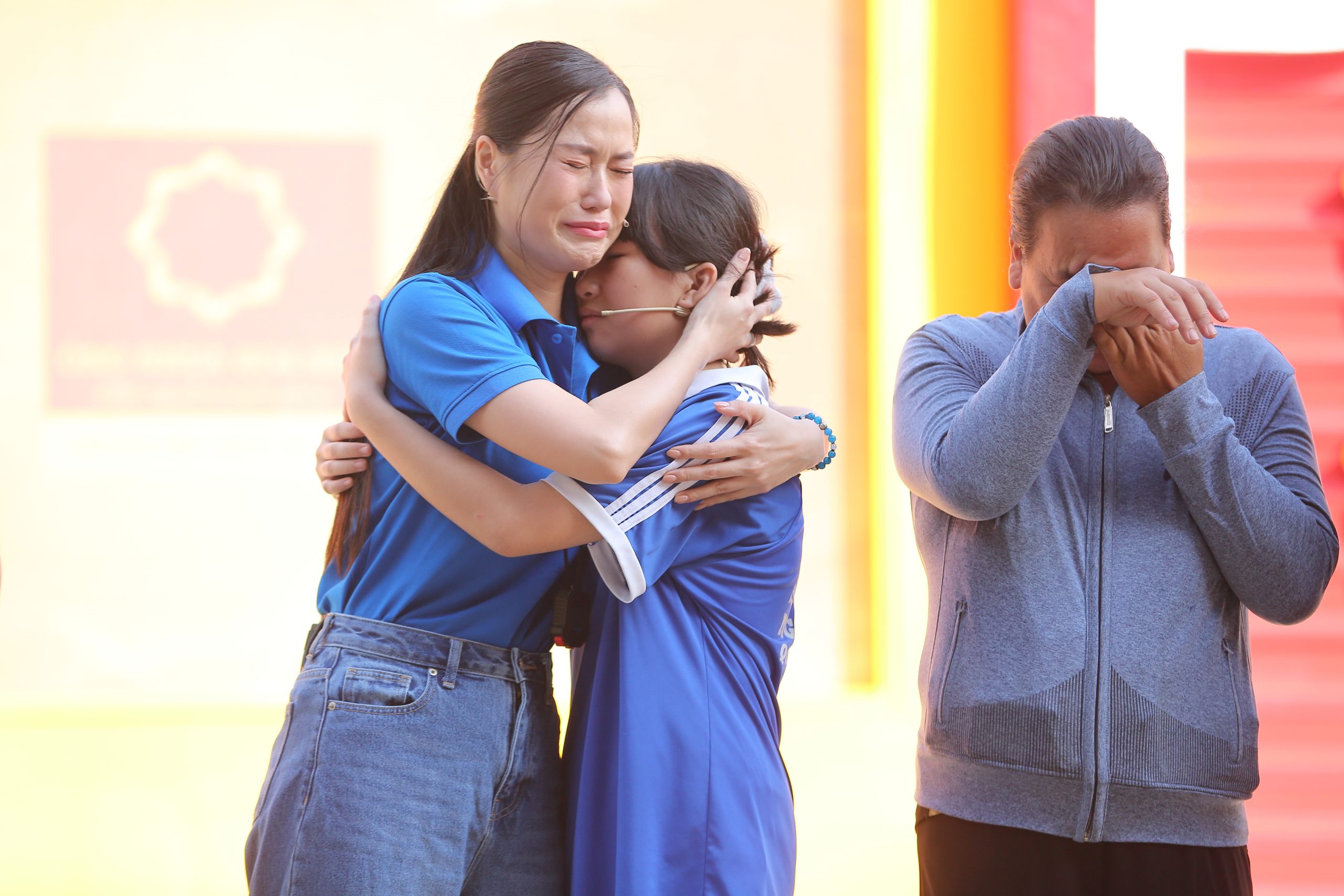 Là một người mẹ có con bằng tuổi Như Ý, Lâm Vỹ Dạ không khỏi xót xa cho hoàn cảnh của em