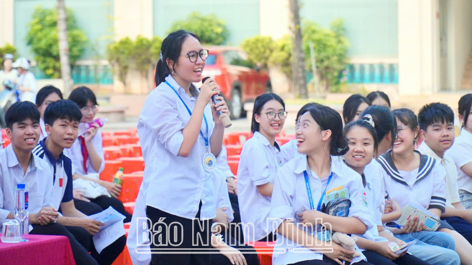 Học sinh đặt câu hỏi cho Ban tổ chức tại “Ngày hội Tư vấn tuyển sinh lớp 10 năm học 2025-2026” Trường THPT chuyên Lê Hồng Phong.
