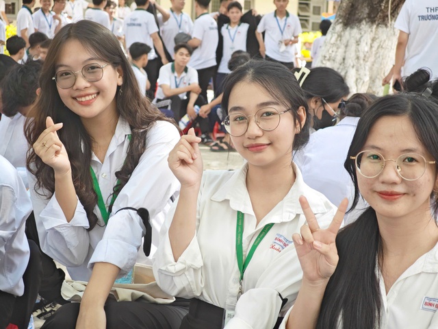 Bí quyết ôn thi tốt nghiệp THPT đạt điểm cao: Cụm giới từ - Ảnh 1.