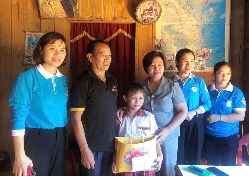 Đại diện lãnh đạo Hội LHPN tỉnh và Hội Bảo trợ bệnh nhân nghèo tỉnh trao quà hỗ trợ cho các cháu mồ côi.