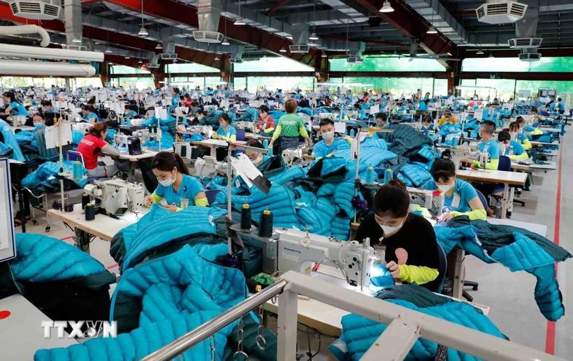 May hàng xuất khẩu sang thị trường Mỹ, EU.