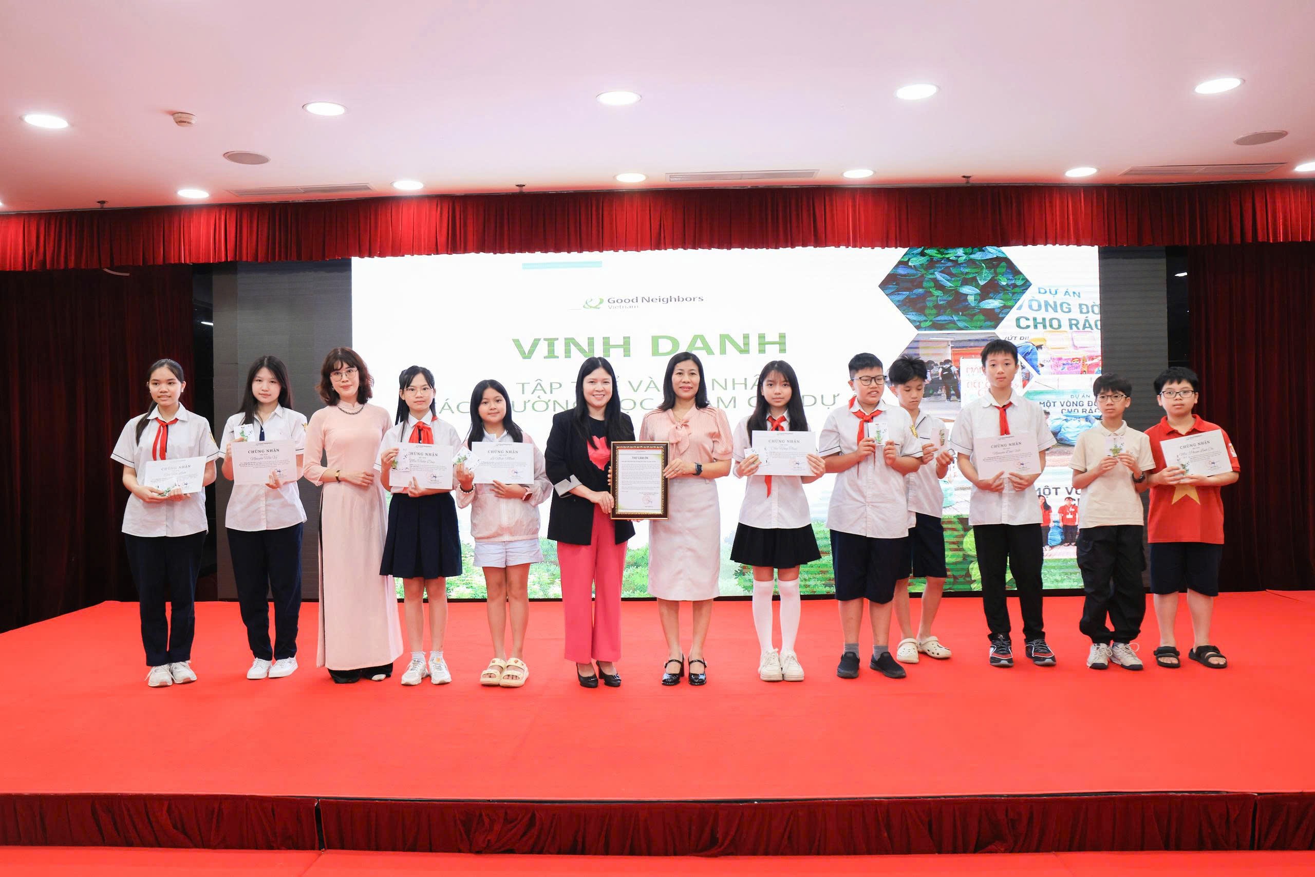 Tái chế hơn 1.000 kg rác nhựa để làm 70 bộ bàn ghế cho trẻ em nghèo