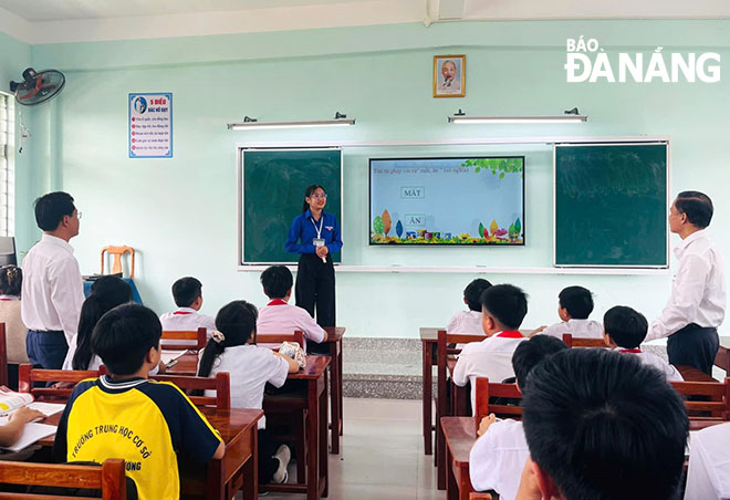 Lớp học yêu thương giúp đồng hành, tiếp sức kiến thức cho học sinh chậm tiến, gặp khó khăn trong học tập.  Ảnh: LAM PHƯƠNG