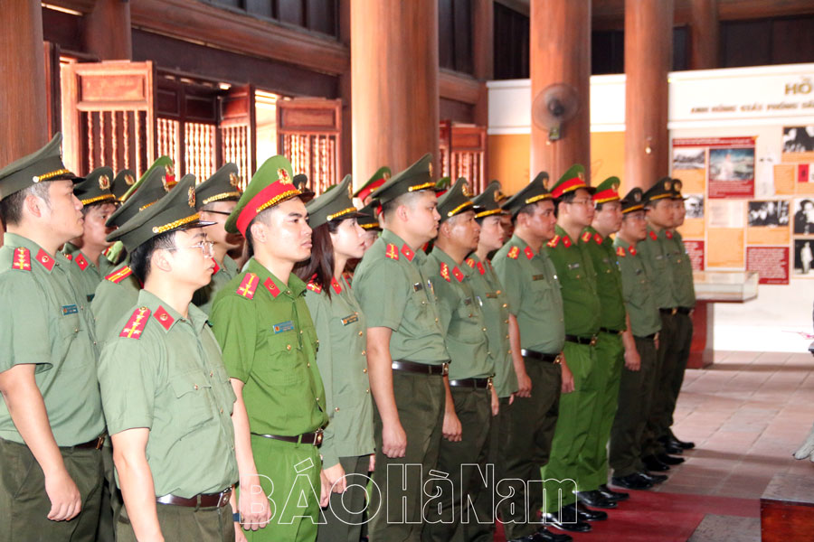 Lớp Trung cấp lý luận chính trị Học viện An ninh nhân dân dâng hương tưởng niệm Chủ tịch Hồ Chí Minh