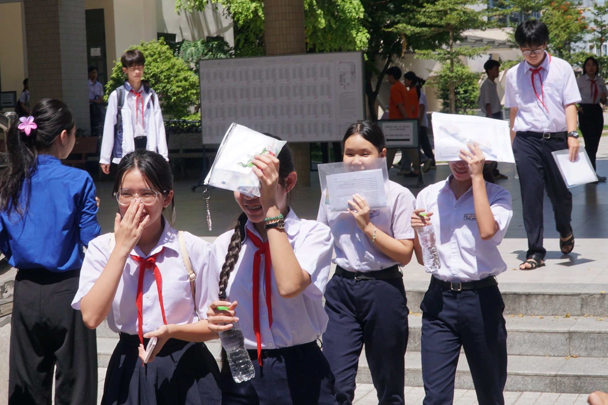 Sĩ tử Đà Nẵng nhẹ nhõm với đề văn lớp 10 'thuyết phục cha mẹ đồng hành' - Ảnh 4.