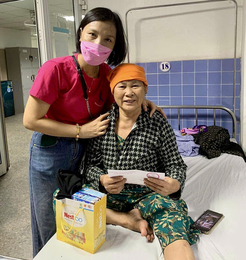 Các thành viên CLB thăm hỏi, hỗ trợ những bệnh nhân ung thư khác đang cần tiền điều trị, thuốc men.