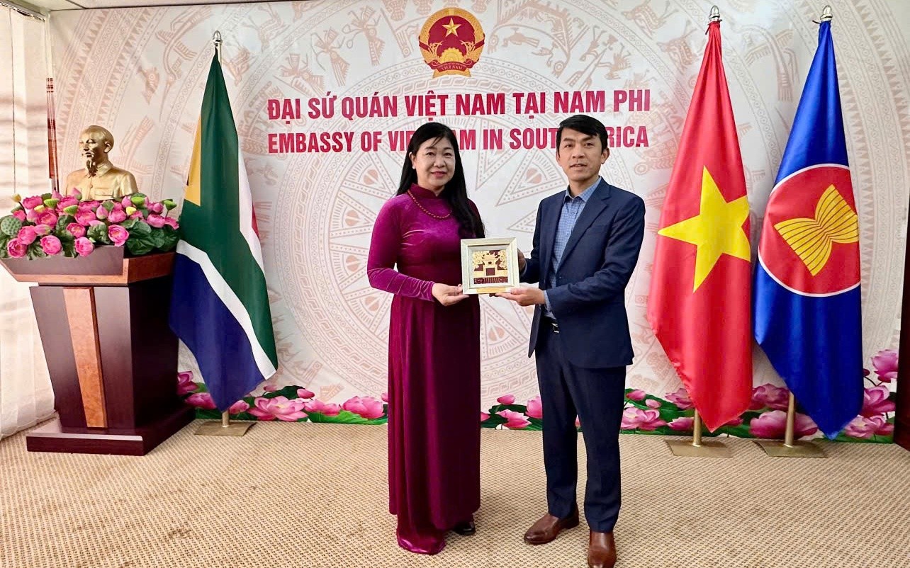Chủ tịch Ủy ban Mặt trận Tổ quốc Việt Nam thành phố Hà Nội Nguyễn Lan Hương trao quà lưu niệm tặng Đại sứ quán Việt Nam tại Nam Phi. (Ảnh: hanoi.gov.vn)