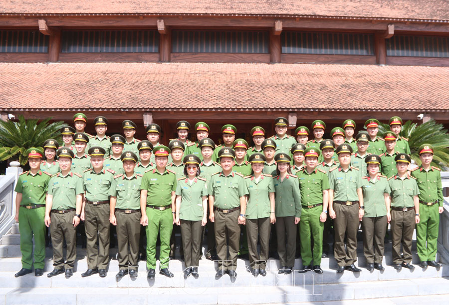 Lớp Trung cấp lý luận chính trị Học viện An ninh nhân dân dâng hương tưởng niệm Chủ tịch Hồ Chí Minh