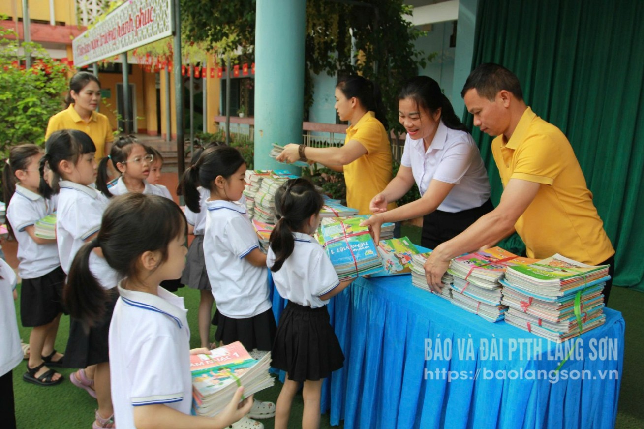Học sinh Trường Tiểu học Chi Lăng, thành phố Lạng Sơn quyên góp sách cũ