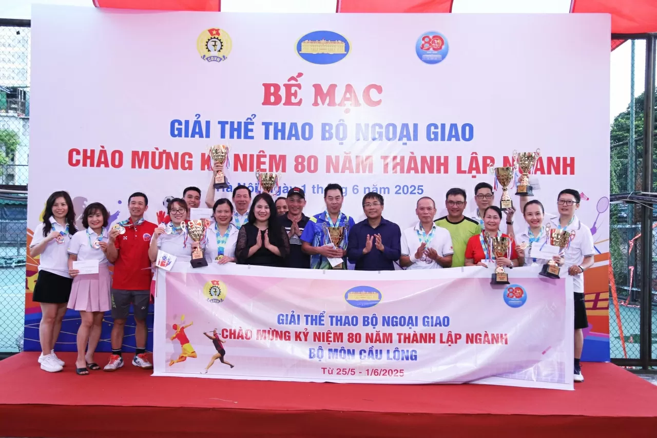 Thứ trưỡng Nguyễn Minh Vũ chụp ảnh chúc mừng các vận động viên đoạt giải thưởng môn cầu lông.