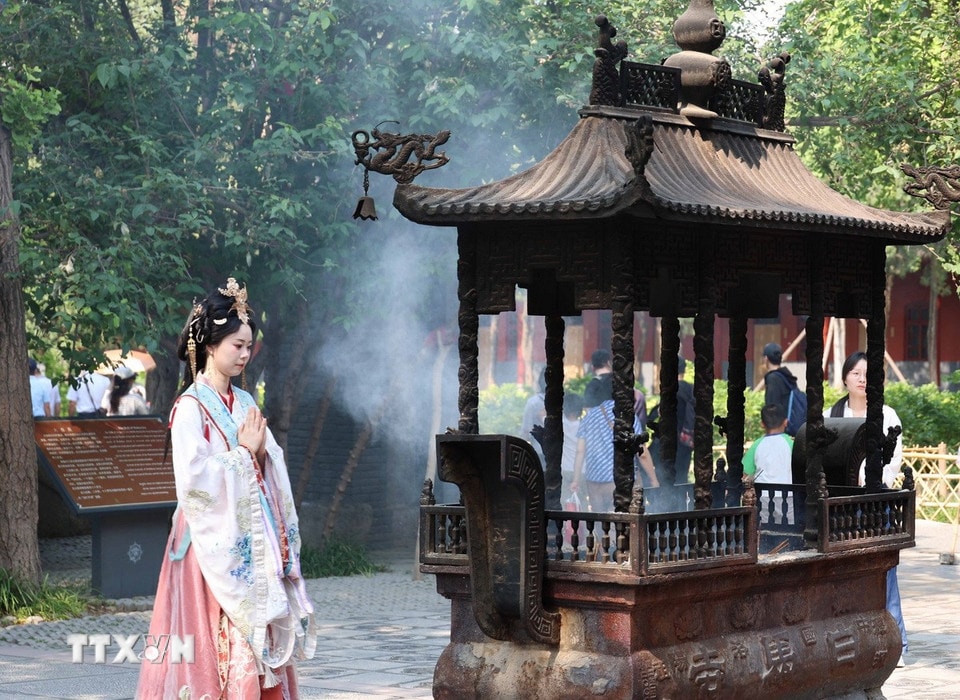 Không chỉ là địa điểm tham quan thu hút khách du lịch tại thành phố Lạc Dương, Bạch Mã tự còn là nơi được nhiều người dân địa phương đến thắp hương, cầu sức khỏe, bình an… (Ảnh: Công Tuyên/TTXVN)