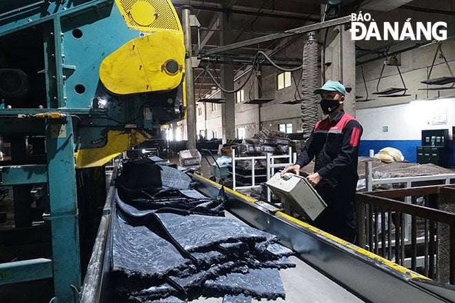 Danang Rubber Joint Stock Company invierte en líneas de producción para productos de calidad y recicla neumáticos usados, lo que contribuye a reducir los residuos en el medio ambiente. Foto: HOANG HIEP