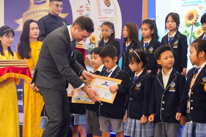Lễ tổng kết năm học 2024-2025 của Victoria School: Ngày hội “hạnh phúc” từ 17 cơ sở giáo dục- Ảnh 1.