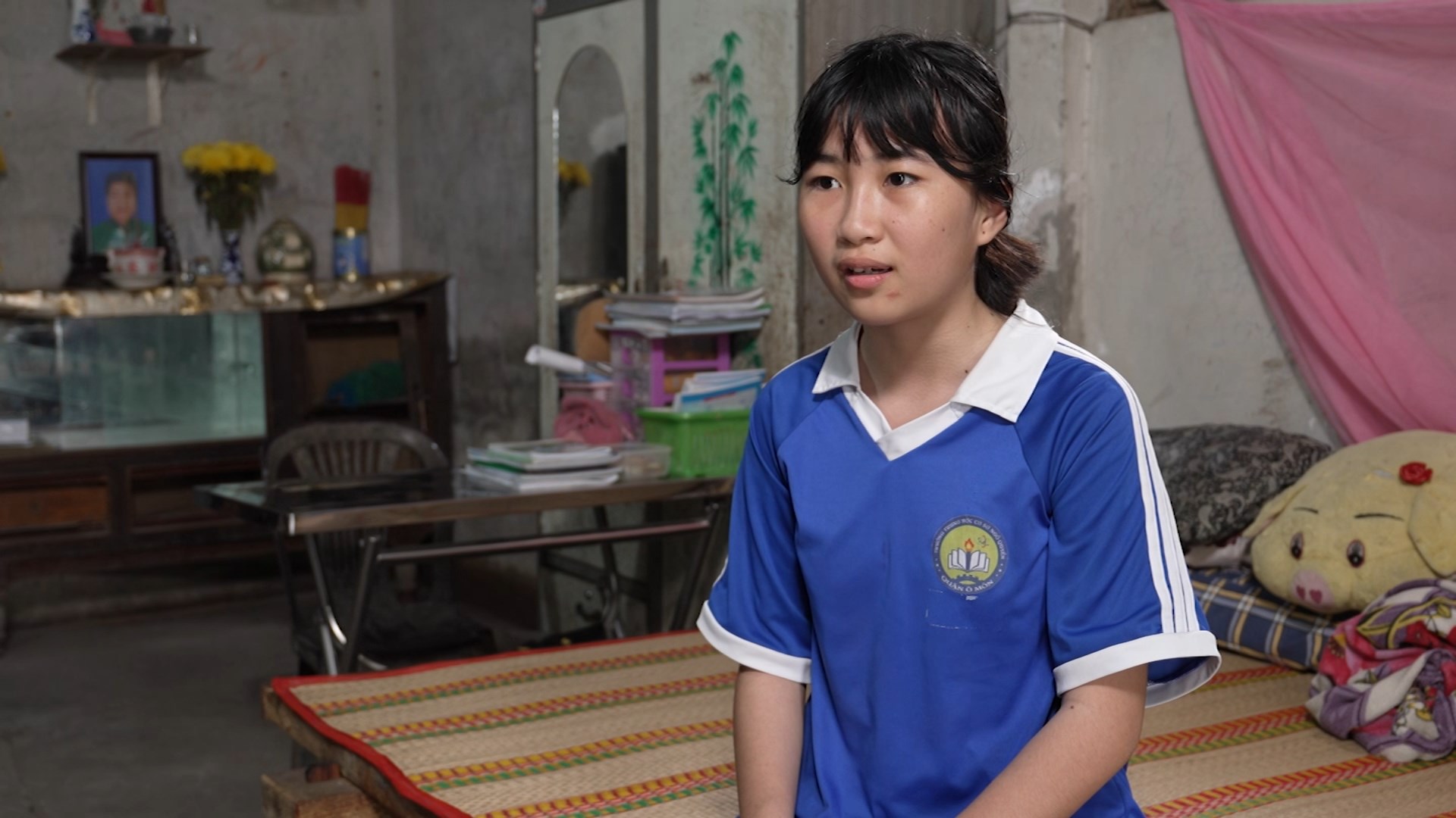 Em Như Ý mồ côi cả cha lẫn mẹ, một mình sống trong căn nhà cũ để lo hương khói cho mẹ