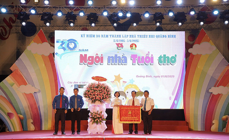 Lãnh đạo Tỉnh đoàn trao Cờ thi đua của Hội đồng Đội Trung ương cho NTN Quảng Bình.