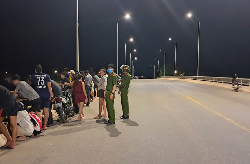 Cầu Xuân Sơn (thị trấn Phong Nha, Bố Trạch), vị trí nghi nạn nhân nhảy cầu.