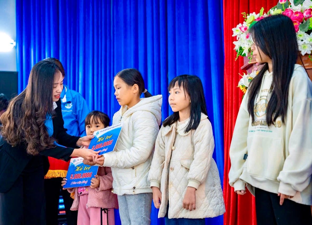 Bà Phan Thị Xuân Thảo - Chủ tịch Hội LHPN TP Đà Lạt Trẻ em mồ côi do Hội LHPN nhận đỡ đầu