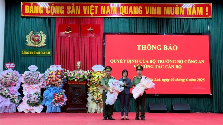 pho-chu-tich-ubnd-tinh-nguyen-thi-thanh-lich-o-giua-tang-hoa-chuc-mung-thieu-tuong-rah-lan-lam-ben-trai-va-dai-ta-pham-huu-truong-ben-phai-350.jpg