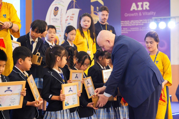 Lễ tổng kết năm học 2024-2025 của Victoria School: Ngày hội “hạnh phúc” từ 17 cơ sở giáo dục- Ảnh 2.
