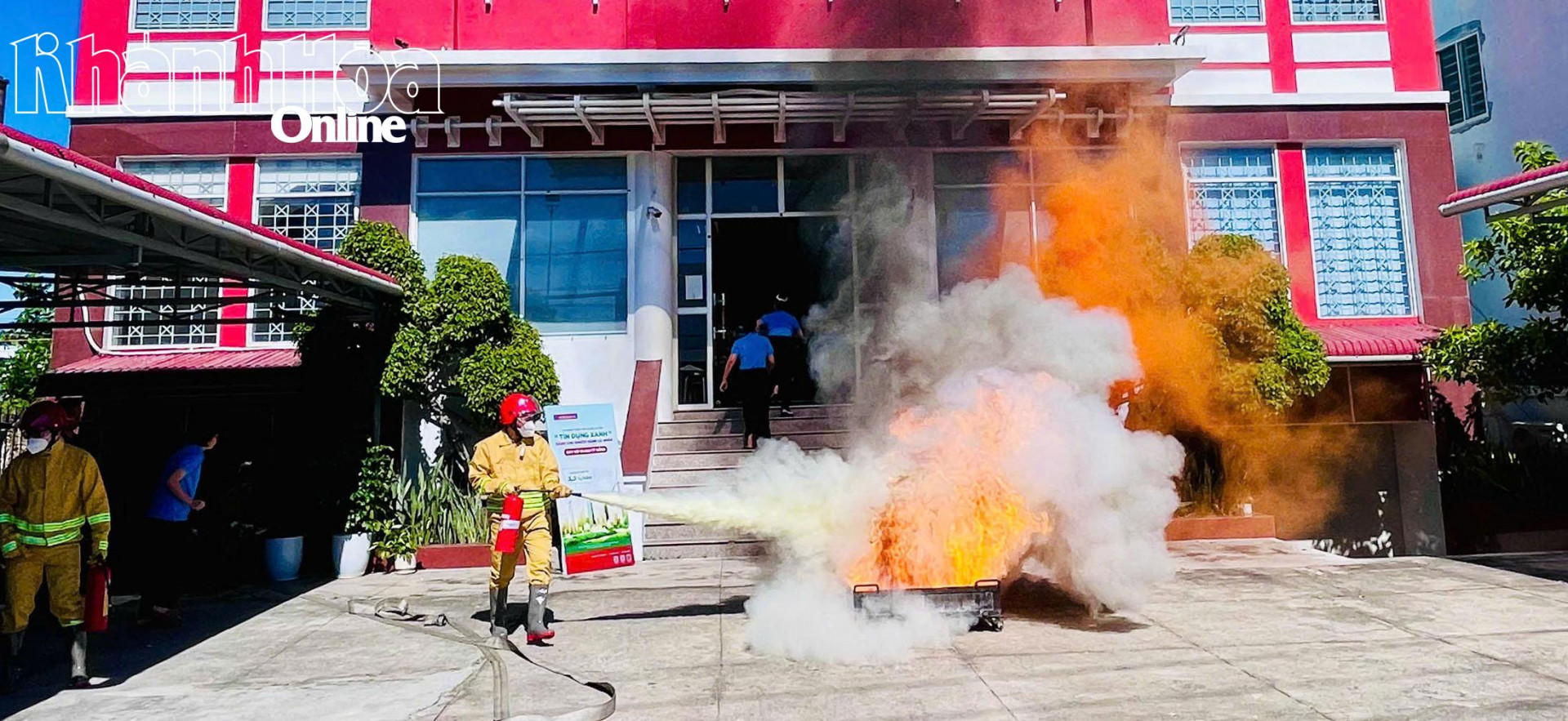 Les forces de prévention et de lutte contre l'incendie de l'établissement participent à l'extinction de l'incendie dans une situation hypothétique.