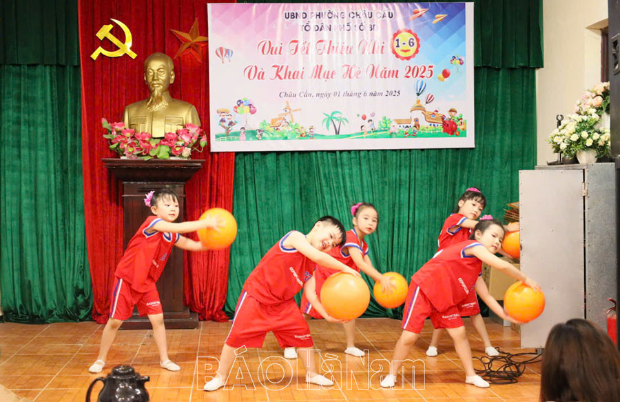 Residential group 8D Chau Cau ward organizes Children's Day 16 and opens summer 2025