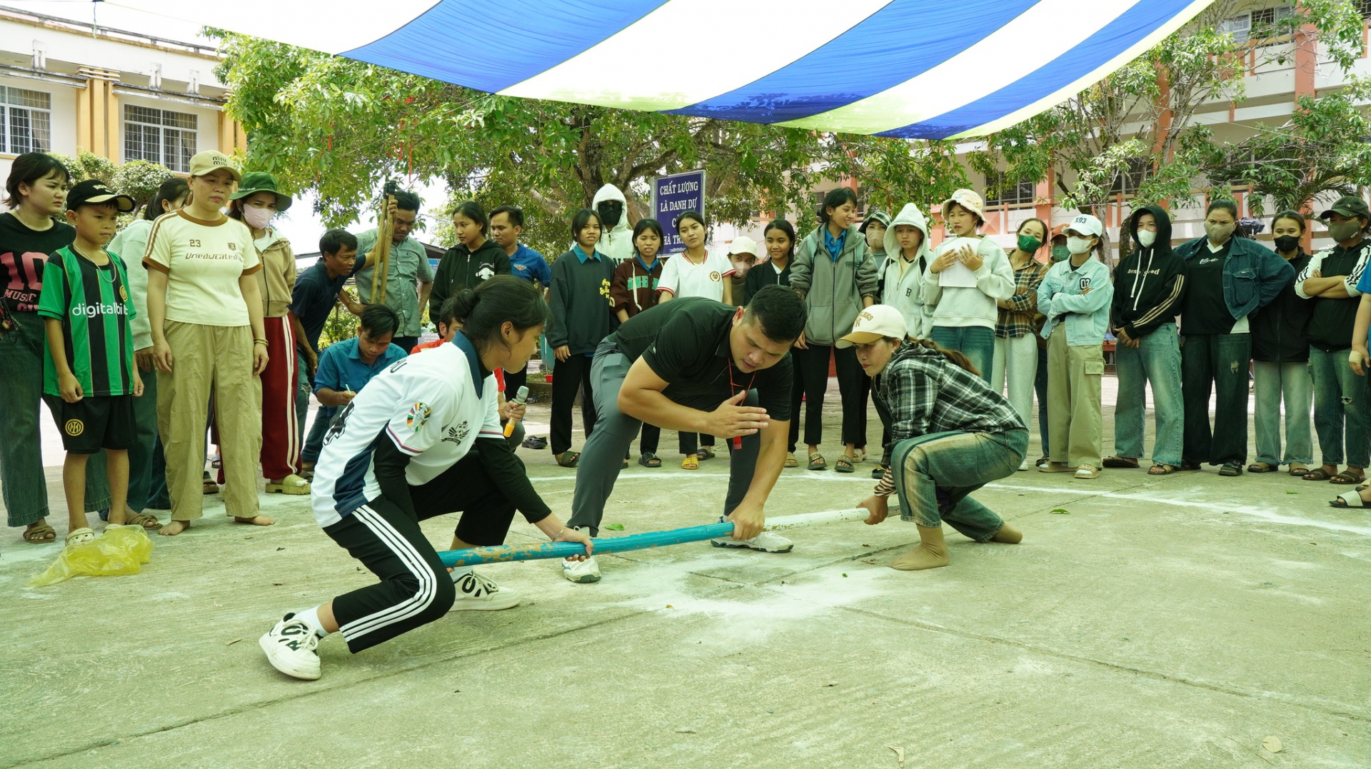 Các thanh niên DTTS thi đấu môn đẩy gậy. Ảnh:KIM TAM