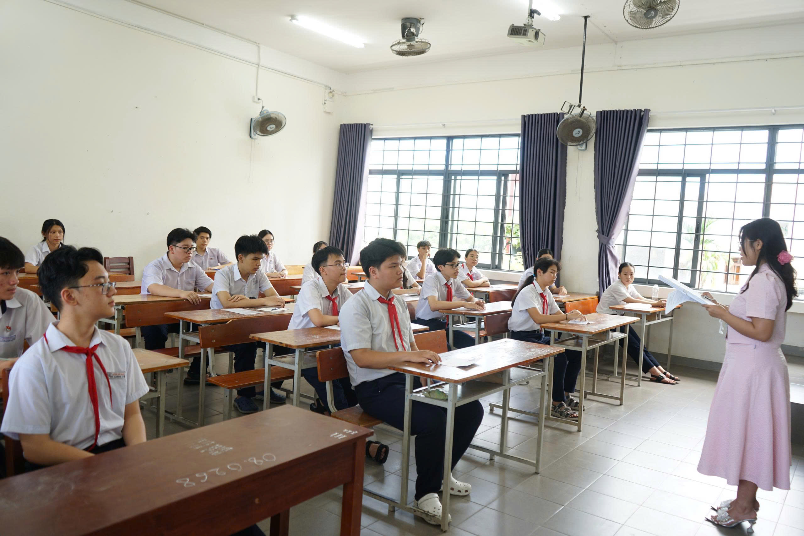 Thi tuyển sinh lớp 10: Gửi ước mơ ba mẹ vào trang giấy thi - Ảnh 7.