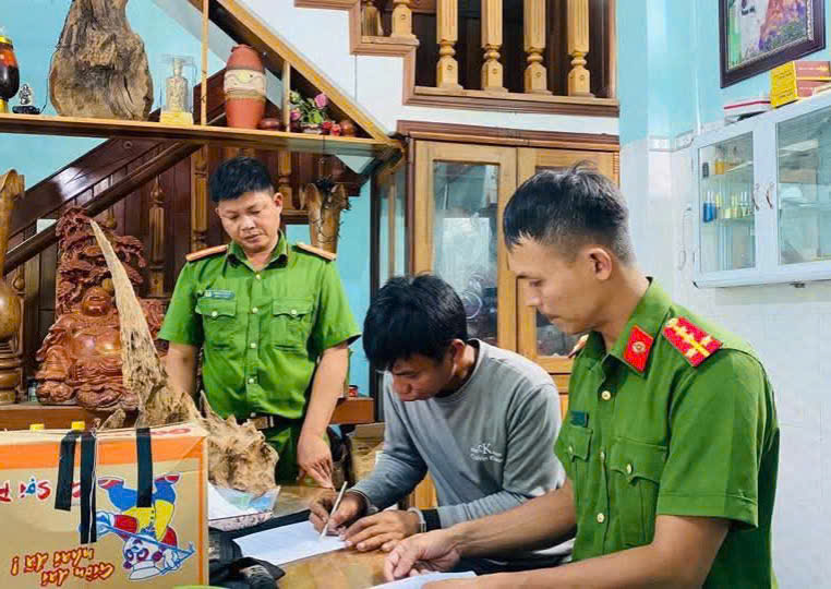 フーイエン省警察が強盗2人を迅速に逮捕したことに対し、人々は感謝の手紙を送った -0