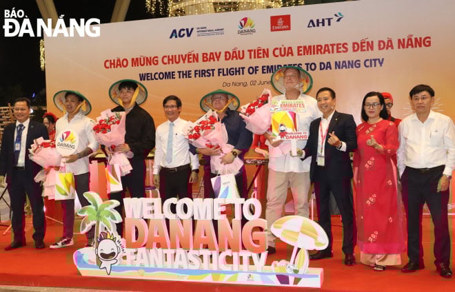 Le Département de la Culture, des Sports et du Tourisme et ses services offrent des cadeaux aux visiteurs de Da Nang. Photo : NGOC HA