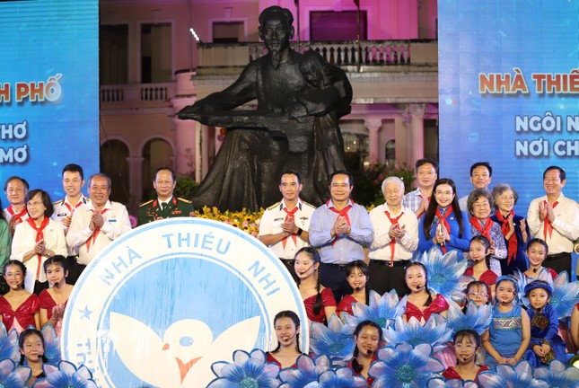 Chủ tịch TPHCM: ‘Đầu tư cho thiếu nhi là đầu tư cho tương lai' ảnh 9