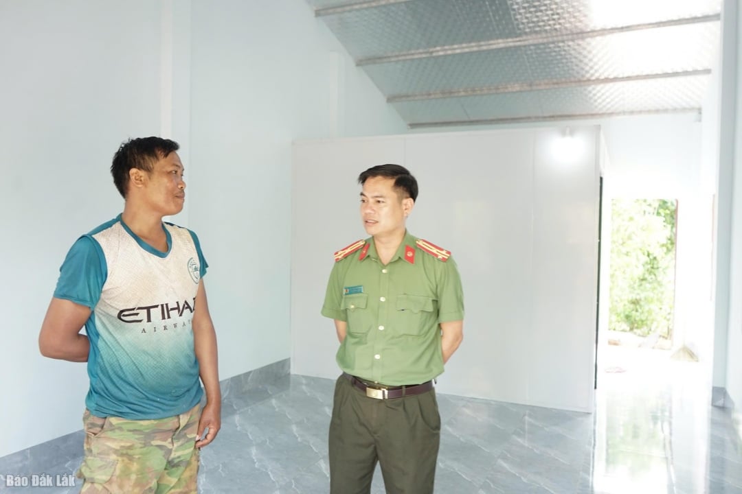 Một hộ nghèo trên địa bàn xã Dray Bhăng (huyện Cư Kuin) được hỗ trợ xóa nhà tạm, nhà dột nát