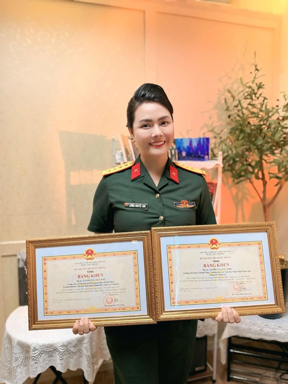 Đại úy, ca sĩ Lương Nguyệt Anh nhận 2 bằng khen từ Bộ Quốc phòng - 1