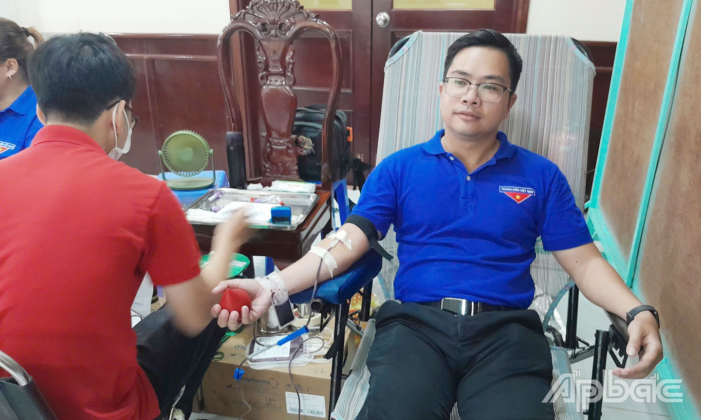 anh Đạt tham gia hiến máu tình nguyện.