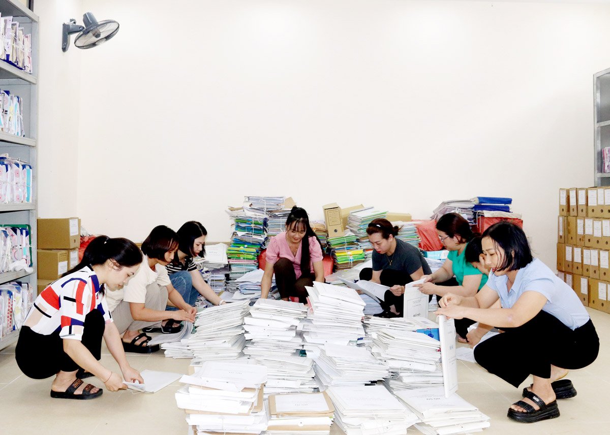 Huyện Bắc Quang trưng tập nhân viên văn thư từ các trường học để hỗ trợ công tác chỉnh lý, xây dựng cơ sở dữ liệu tài liệu.