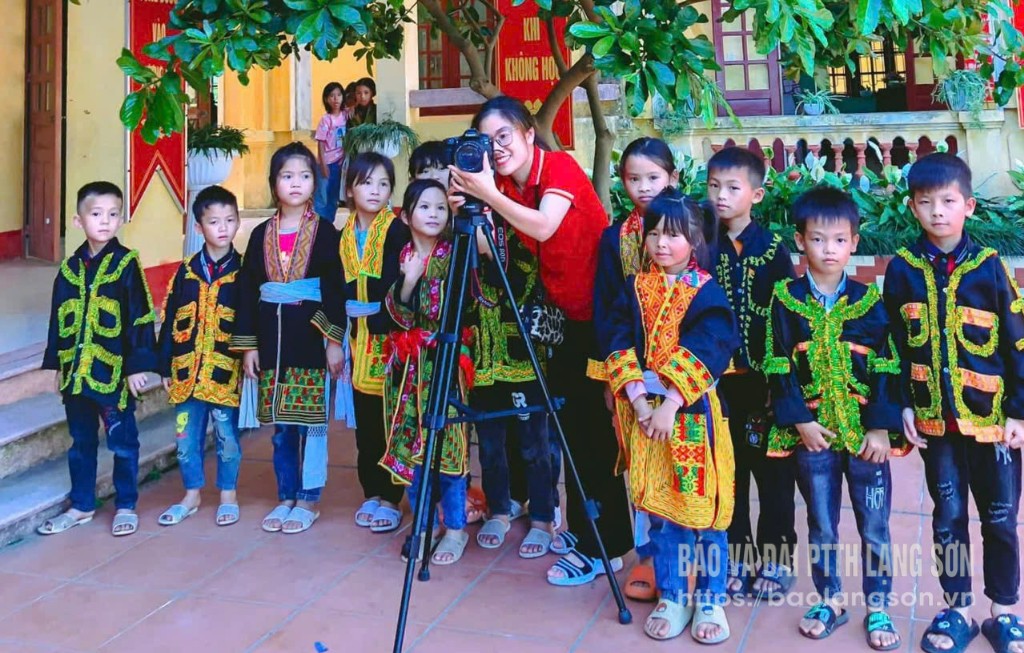 ผู้สื่อข่าว Phuong Thuy (ศูนย์วัฒนธรรม กีฬา และการสื่อสาร เขต Cao Loc) บันทึกเหตุการณ์ในชั้นเรียนภาษาเต๋าที่โรงเรียนประถมและมัธยมศึกษาประจำตำบล Cong Son สำหรับชนกลุ่มน้อย