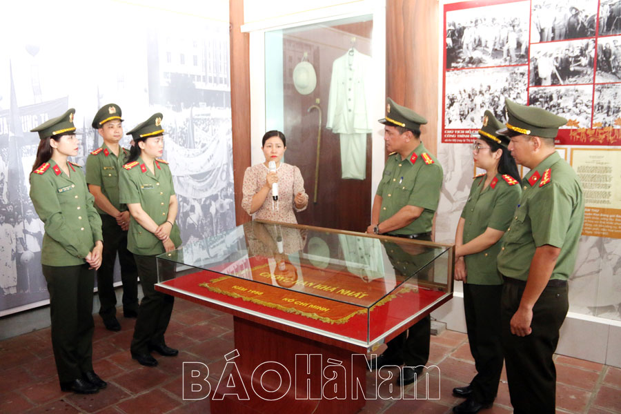 Lớp Trung cấp lý luận chính trị Học viện An ninh nhân dân dâng hương tưởng niệm Chủ tịch Hồ Chí Minh