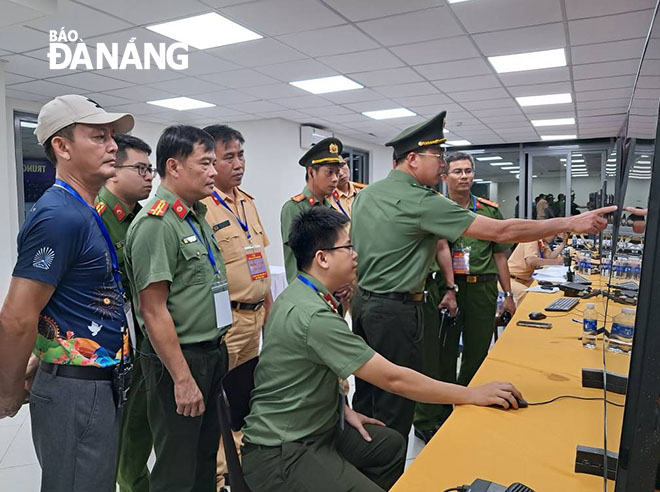 Lãnh đạo Công an thành phố chỉ huy công tác bảo đảm an ninh trật tự tại Trung tâm chỉ huy Sông Hàn. Ảnh: L.HÙNG