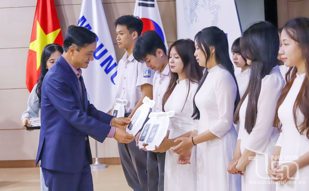Đồng chí Vũ Duy Hoàng trao học bổng và quà cho học sinh đạt giải quốc gia.