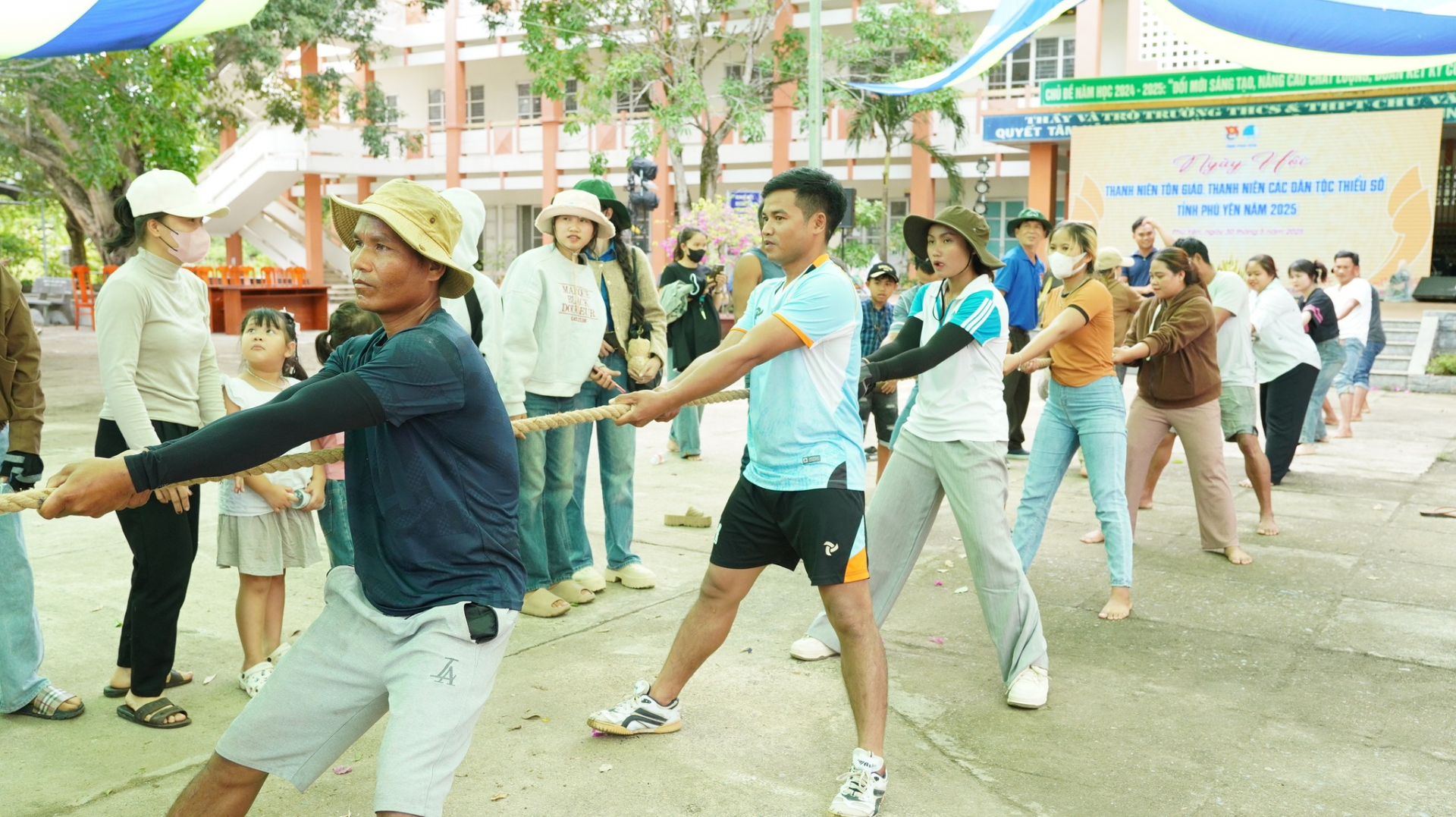 Các thanh niên DTTS thi kéo co. Ảnh: KIM TAM