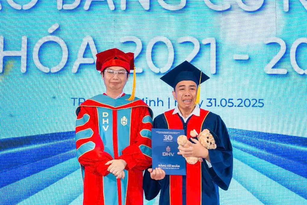 Nam sinh bật khóc nức nở trong lễ tốt nghiệp, lý do bất ngờ - 1