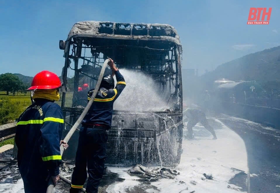 Extinguishing a bus fire on the North-South highway