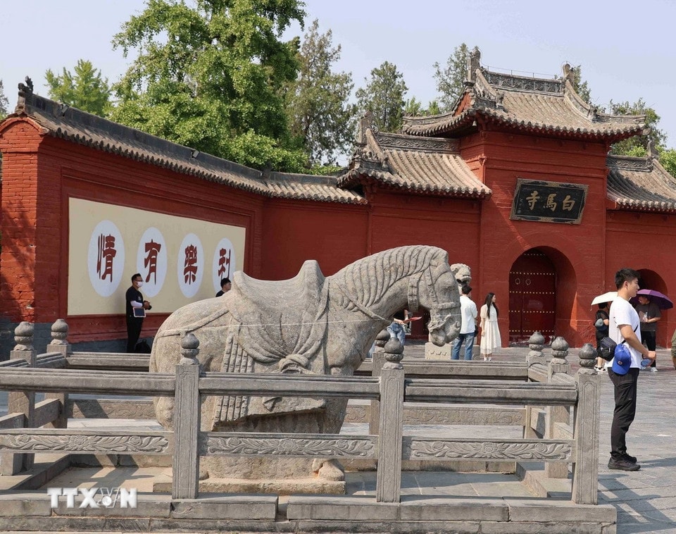 Cái tên Bạch Mã được cho là để chỉ việc các kinh Phật mà 2 nhà sư mang đến Trung Quốc được chở trên lưng một con ngựa trắng. (Ảnh: Công Tuyên/TTXVN)